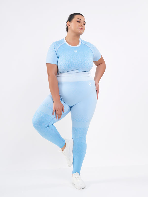 Farbe_Mountain High | A Women Wearing Mountain High Color Seamless High-Waist Leggings with Ombre Effect. Chic Comfort