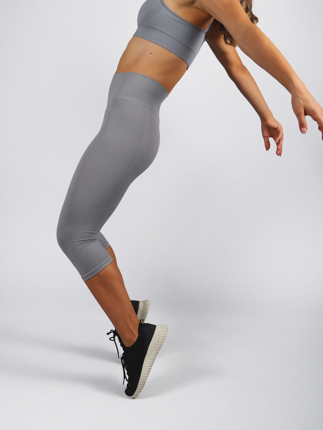 A Woman Wearing Dark Grey Color Seamless Capri Legging