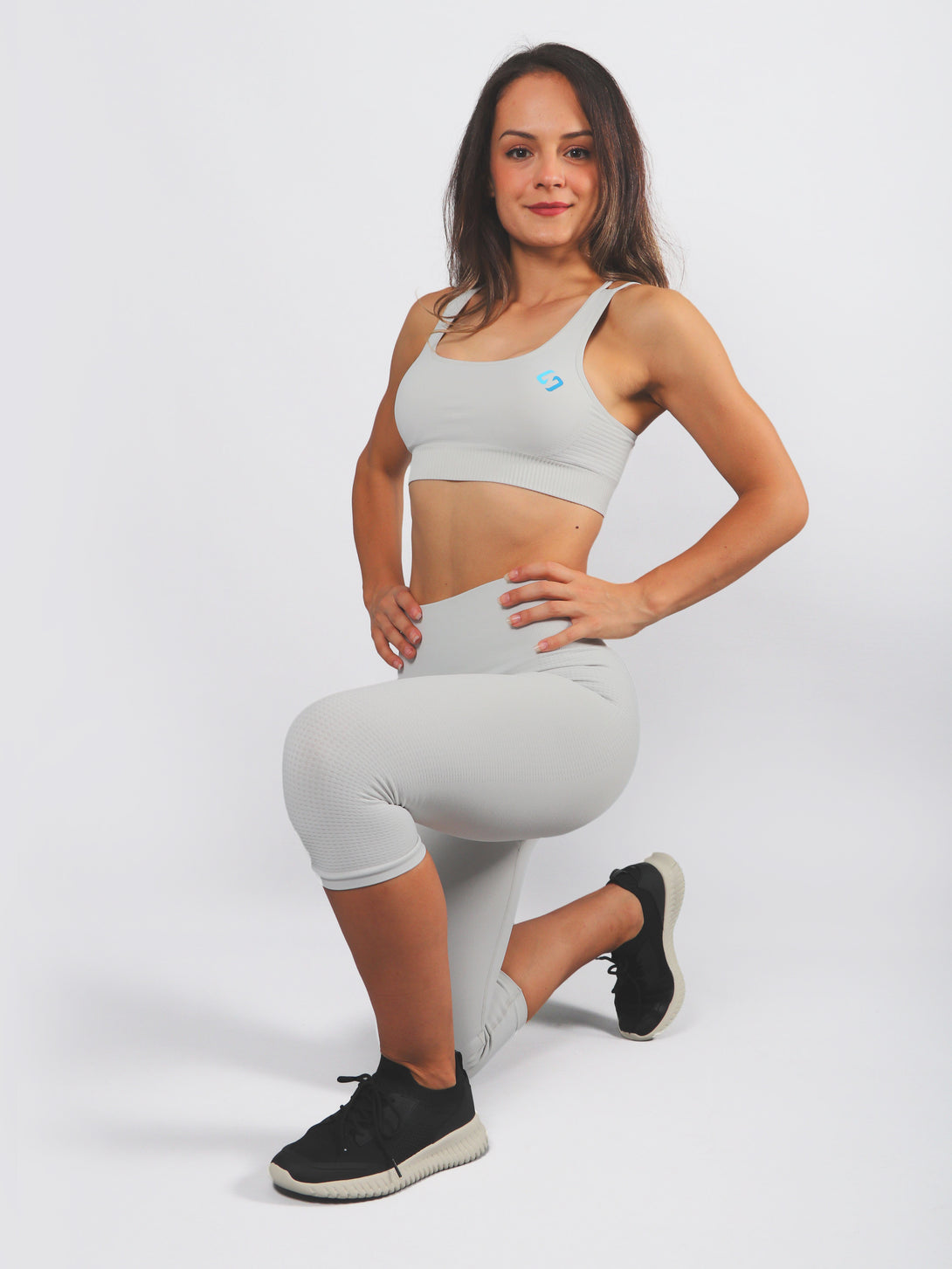 A Woman Wearing Light Grey Color Seamless Light Support Sports Bra