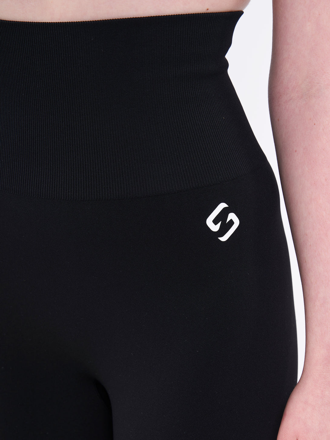 A Women Wearing Deep Black Color Zen Confidence Seamless Compressive Leggings. Body-Shaping