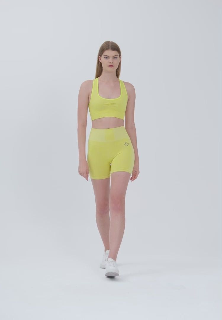Farbe_Lindgrün | A Woman Wearing Lime Color Seamless Medium Support Sports Bra