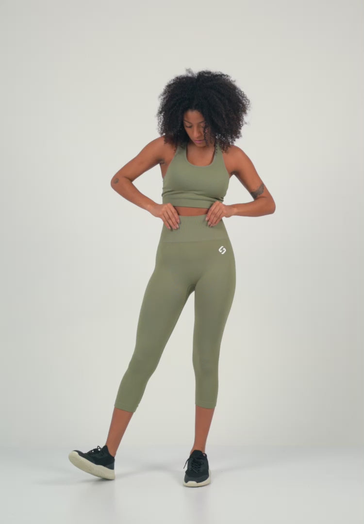 Farbe_Olivgrün | A Woman Wearing Olive Color Zen Perfect Seamless High-Waist Crop Leggings. Perfect Fit