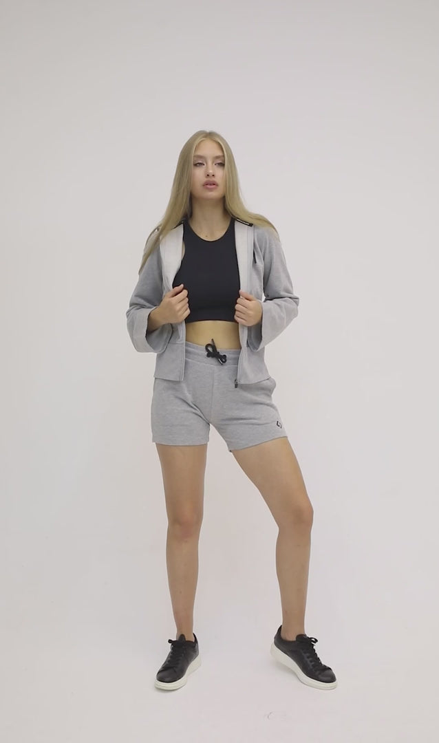 Farbe_Hellgrau meliert | A Woman Wearing Light Grey Melange Color Essential Womens Workout Shorts