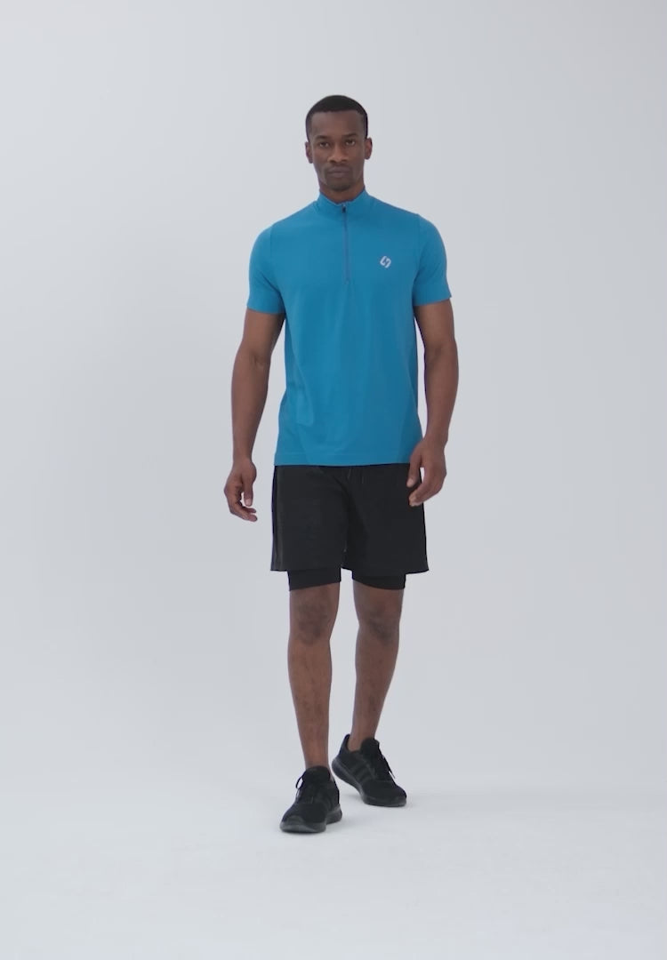 Farbe_Lapisblau | A Man Wearing Lapis Blue Color Seamless Short Sleeve Zipped T-Shirt