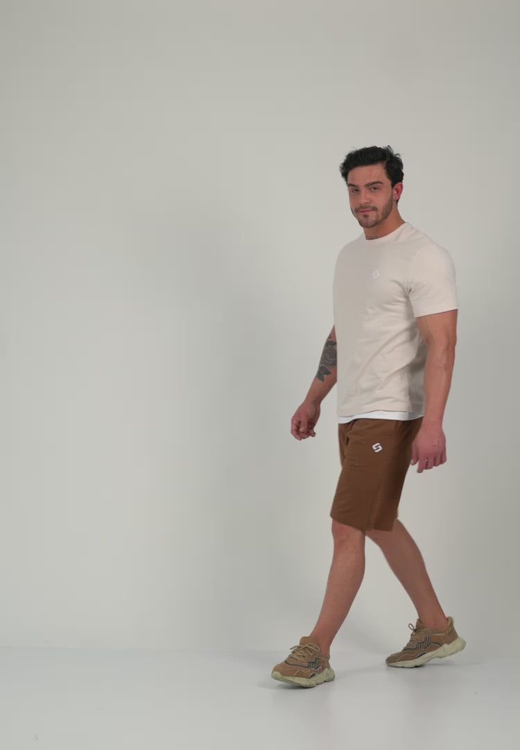 Farbe_Blütenweiß| A Man Wearing White Sand Color Men's Easy-Fit Shorts for All-Day Wear