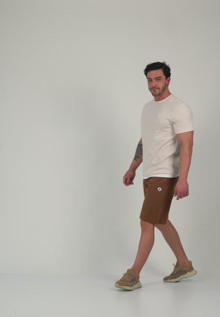 Farbe_Zen-Khaki | A Man Wearing Zen Khaki Color Men's Easy-Fit Shorts for All-Day Wear