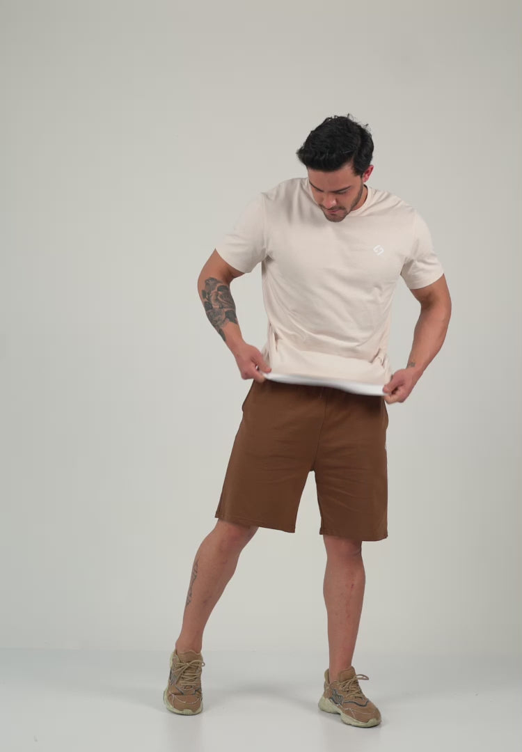 Farbe_Blütenweiß | A Man Wearing White Sand Color Men's Layered Heavyweight Crew Neck T-Shirt. Regular Fit