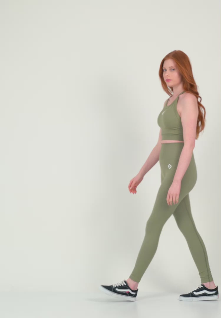 Farbe_Olivgrün | A Woman Wearing Olive Color Zen Perfect Seamless High-Impact Sports Bra With Padding