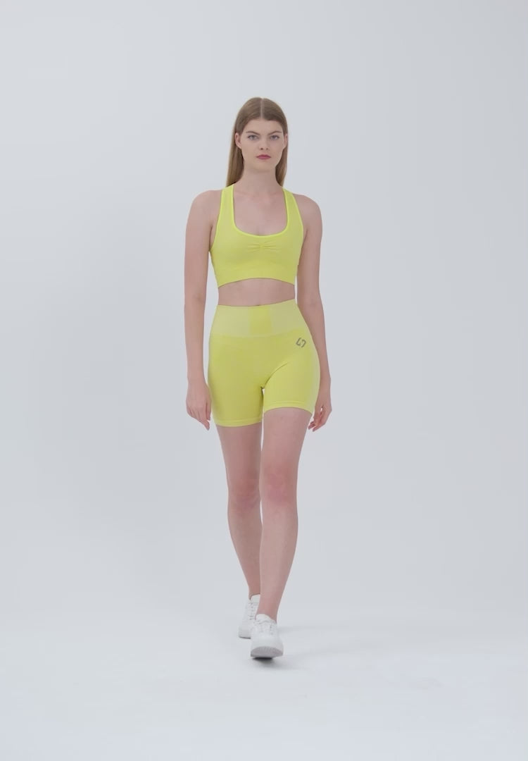 Farbe_Schwarz | A Woman Wearing Black Color Seamless Medium Support Sports Bra
