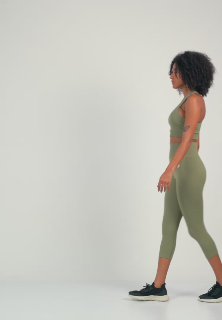 Farbe_Anthrazit | A Woman Wearing Anthracite Color Zen Perfect Seamless Mid-Impact Sports Bra With Padding