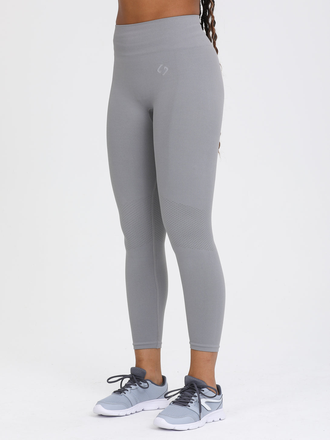 A Woman Wearing Dark Grey Color Seamless Full-Length Legging