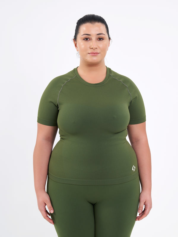 Farbe_Forest Green | A Women Wearing Zen Khaki Color Zen Confidence Seamless Compressive T-Shirt. Sculpted Silhouette