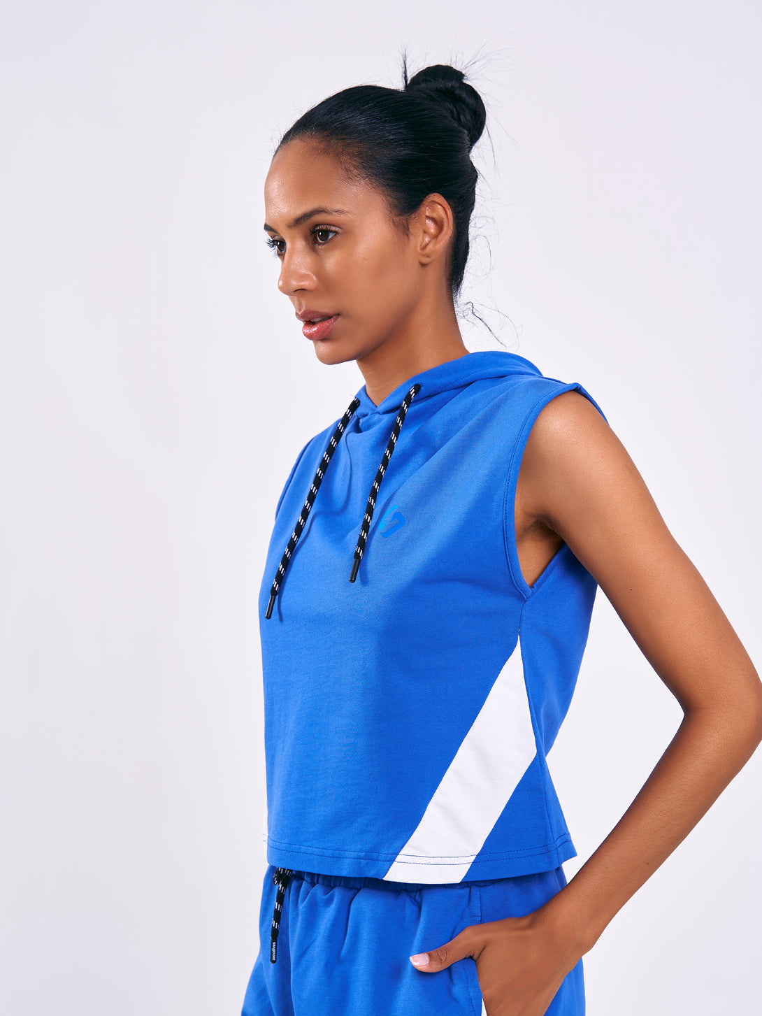 A Woman Wearing Performance Blue Color Training Sleeveless Hoodie