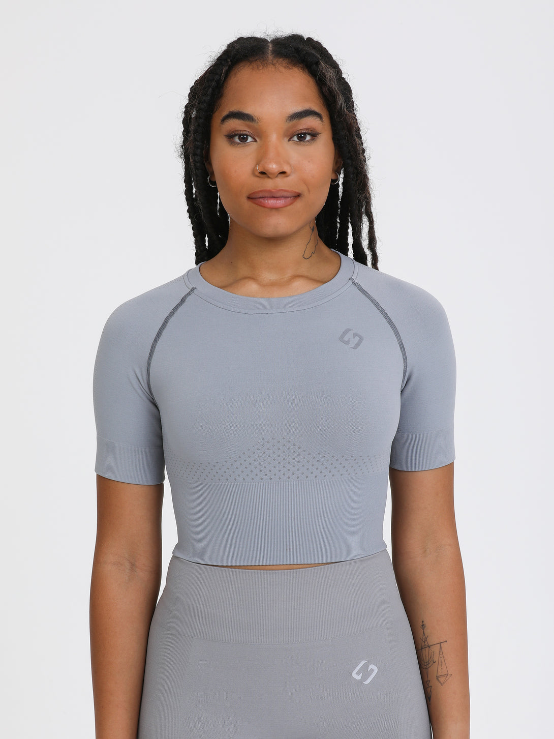 A Woman Wearing Dark GreyColor The Main Short Sleeve Crop Top