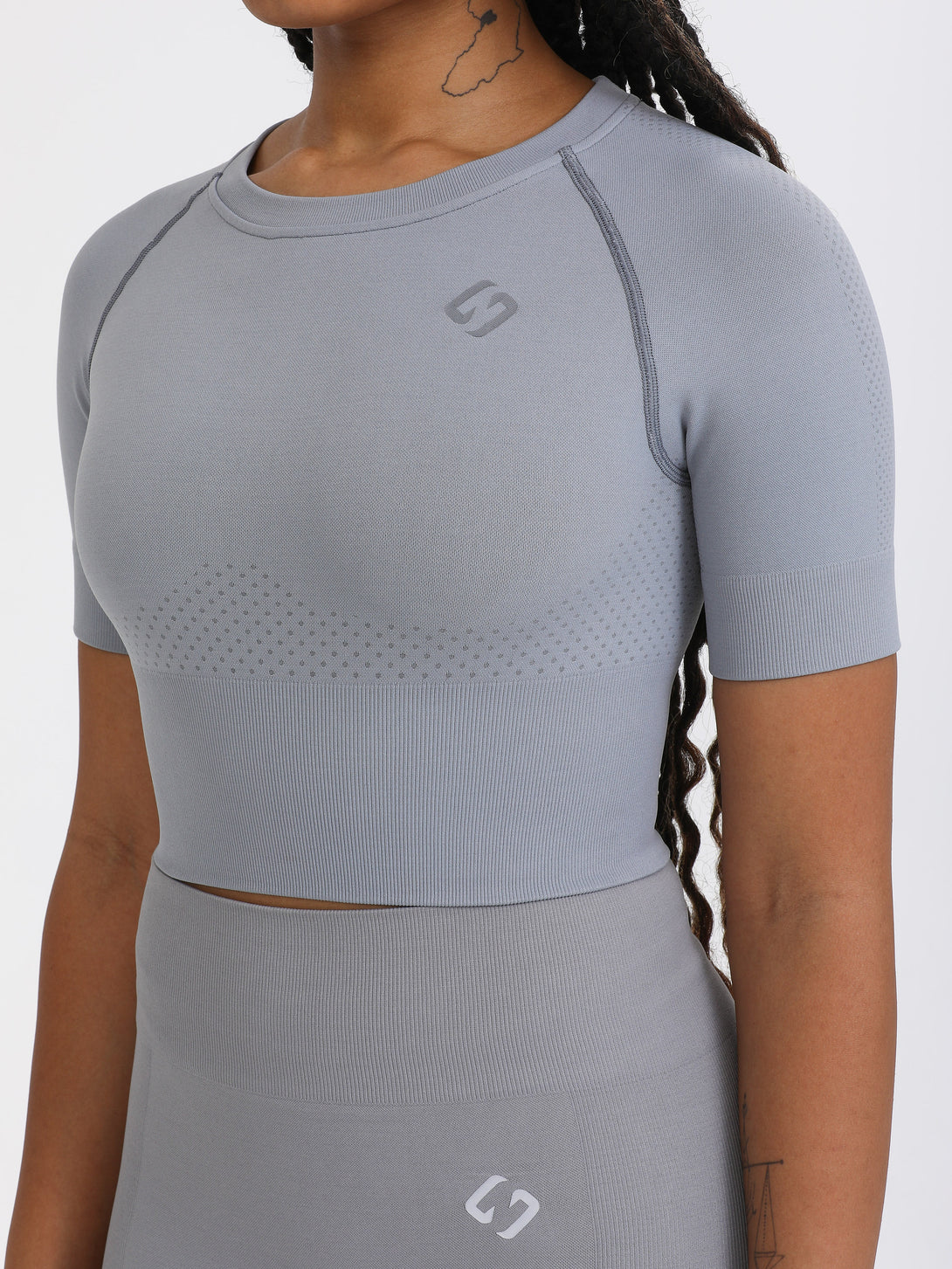 A Woman Wearing Dark GreyColor The Main Short Sleeve Crop Top