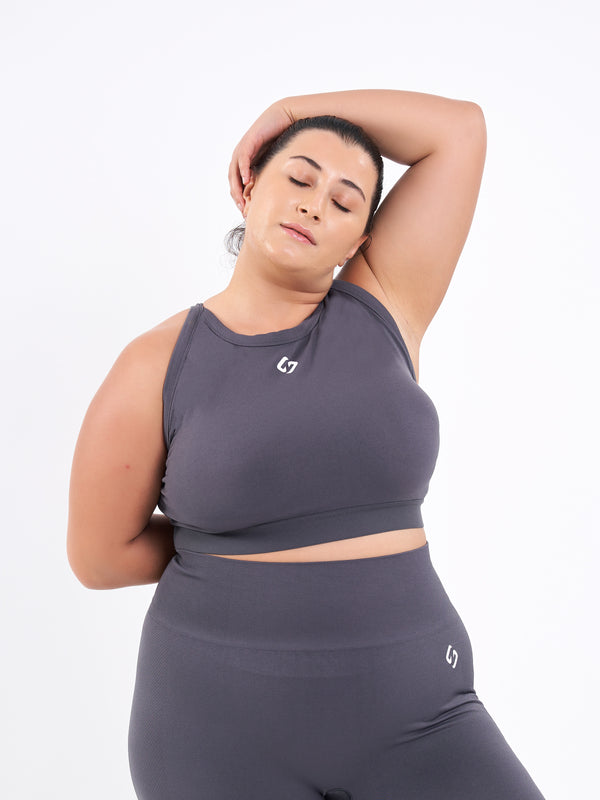 Farbe_Stone Coal | A Woman Wearing Stone Coal Color Zen Perfect Seamless High-Impact Sports Bra With Padding
