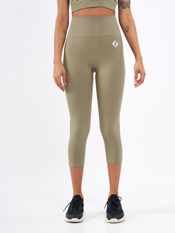 Farbe_Olive Branch | A Woman Wearing Olive Color Zen Perfect Seamless High-Waist Crop Leggings. Perfect Fit