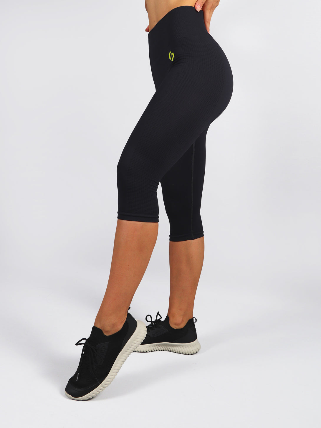 A Woman Wearing Black Color Seamless Capri Legging