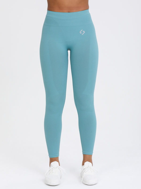 Color_Arctic | A Woman Wearing Arctic Color Seamless Full-Length Legging