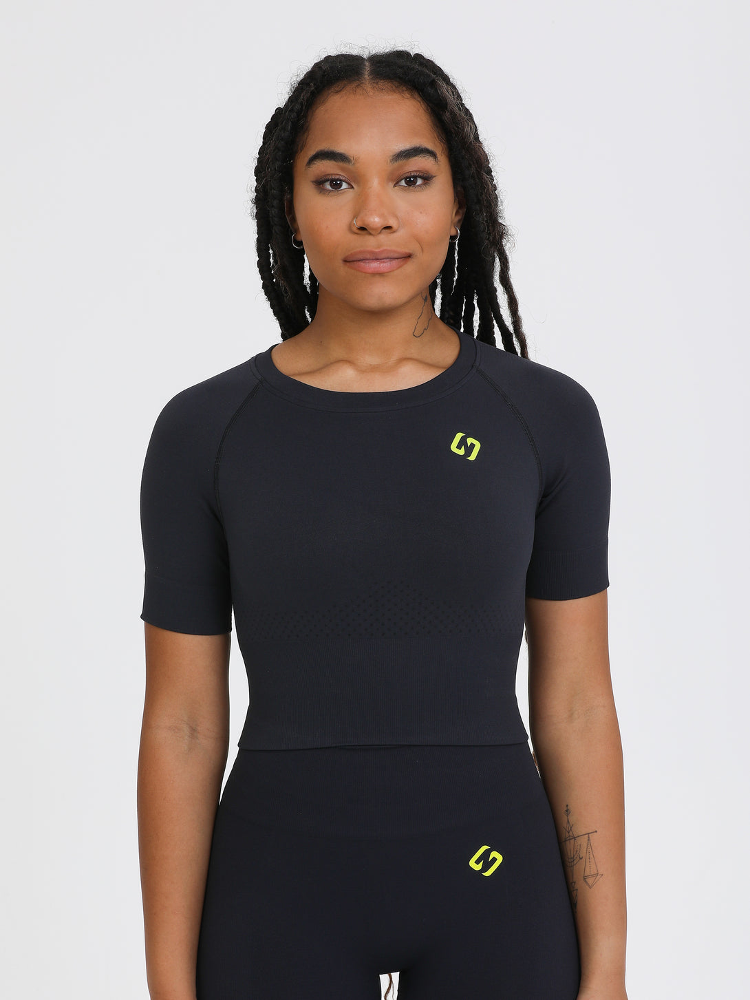 A Woman Wearing Black Color The Main Short Sleeve Crop Top